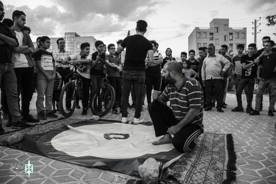 گزارش تصویری نمایش خیابانی «مدال باز» کاری از حسین سلطانعلیان