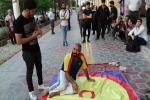 گزارش تصویری نمایش خیابانی «مدال باز» کاری از حسین سلطانعلیان