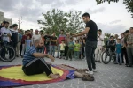گزارش تصویری نمایش خیابانی «مدال باز» کاری از حسین سلطانعلیان