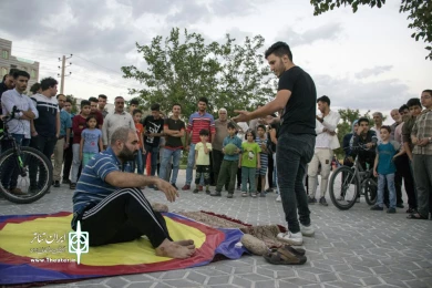 گزارش تصویری نمایش خیابانی «مدال باز» کاری از حسین سلطانعلیان