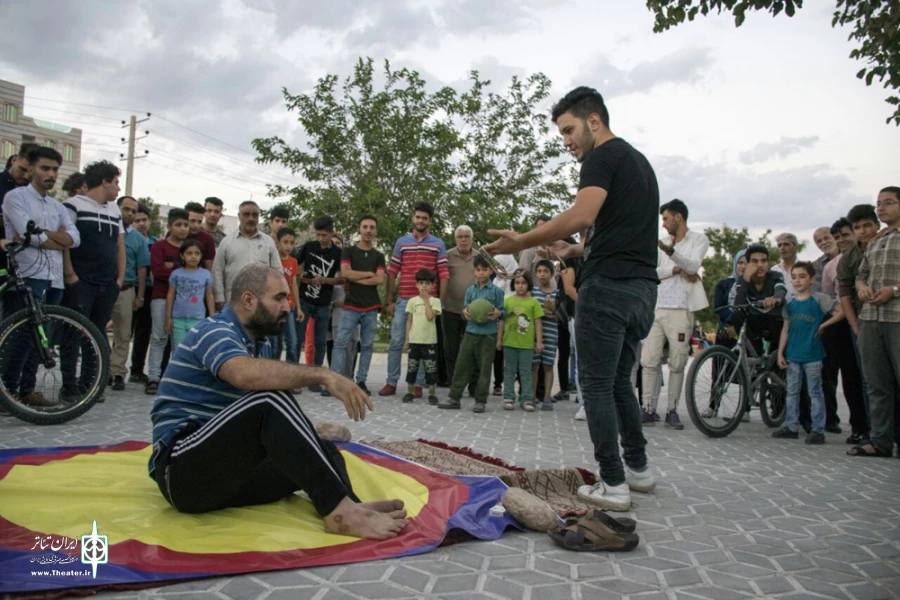 گزارش تصویری نمایش خیابانی «مدال باز» کاری از حسین سلطانعلیان