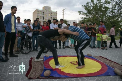 گزارش تصویری نمایش خیابانی «مدال باز» کاری از حسین سلطانعلیان