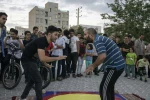 گزارش تصویری نمایش خیابانی «مدال باز» کاری از حسین سلطانعلیان