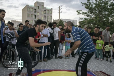 گزارش تصویری نمایش خیابانی «مدال باز» کاری از حسین سلطانعلیان