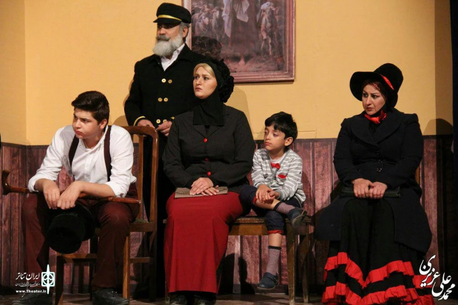 گزارش تصویری نمایش «دشمن مردم» اثر هنریک ایبسن به کارگردانی رحیم موسوی