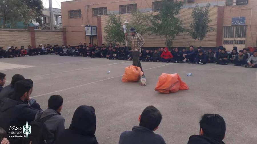 نمایش خیابانی مهمان ناخوانده به کارگردانی ناصر امیر آتشانی در تاریخ 11 ، 12 و 13 آبان در جشنواره دوسالانه تئاتر خیابانی گرمسار