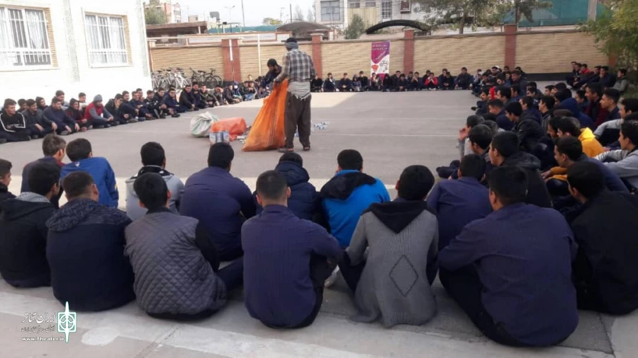 نمایش خیابانی مهمان ناخوانده به کارگردانی ناصر امیر آتشانی در تاریخ 11 ، 12 و 13 آبان در جشنواره دوسالانه تئاتر خیابانی گرمسار