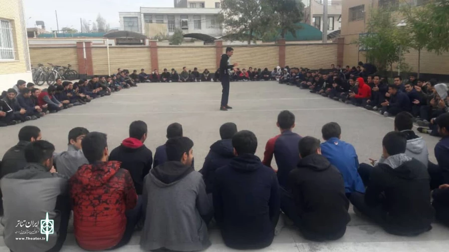 نمایش خیابانی پهلوانان میمیرند به کارگردانی سناتور حسینی در 12 و 13 آبان در جشنواره دوسالانه تئاتر خیابانی گرمسار