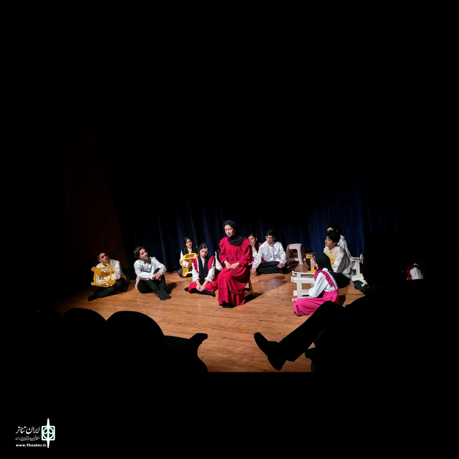 نمایش (رولت) اثری متفاوت از گروه تئاتر رستاخیز به کارگردانی محمد علی دانشگر ساعت ۱۸:۳۰ در تماشاخانه حکیم الهی فرهنگسرای کومش سمنان به روی صحنه رفت 2