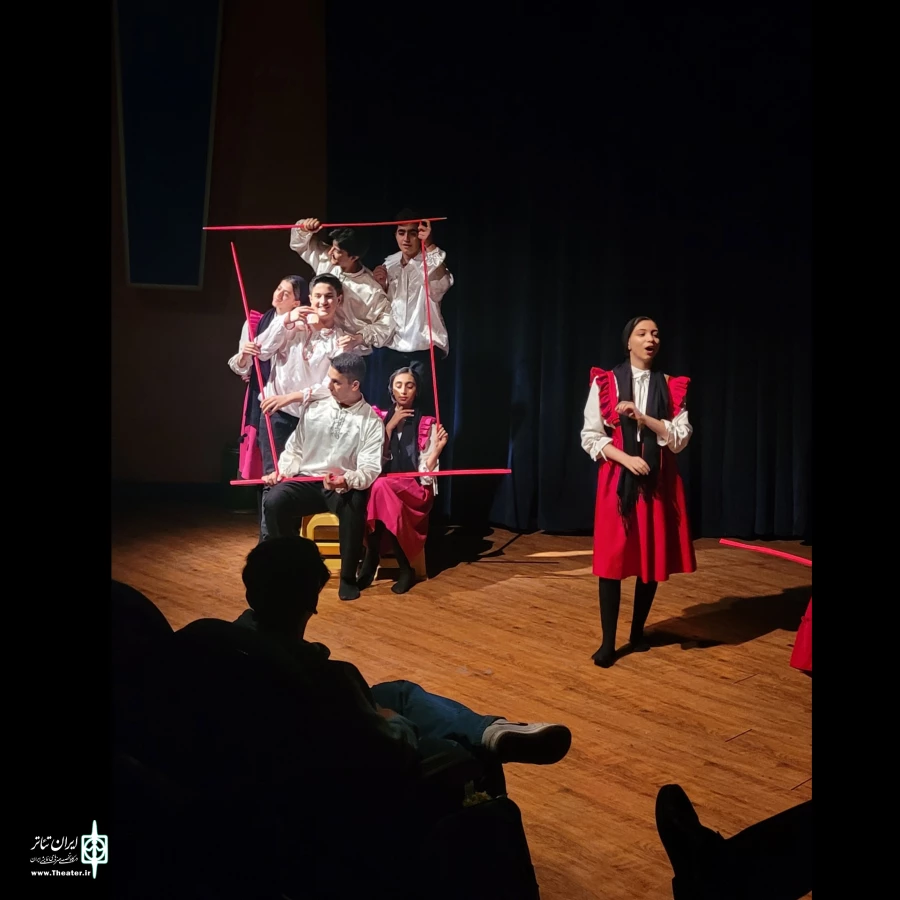 نمایش (رولت) اثری متفاوت از گروه تئاتر رستاخیز به کارگردانی محمد علی دانشگر ساعت ۱۸:۳۰ در تماشاخانه حکیم الهی فرهنگسرای کومش سمنان به روی صحنه رفت 2