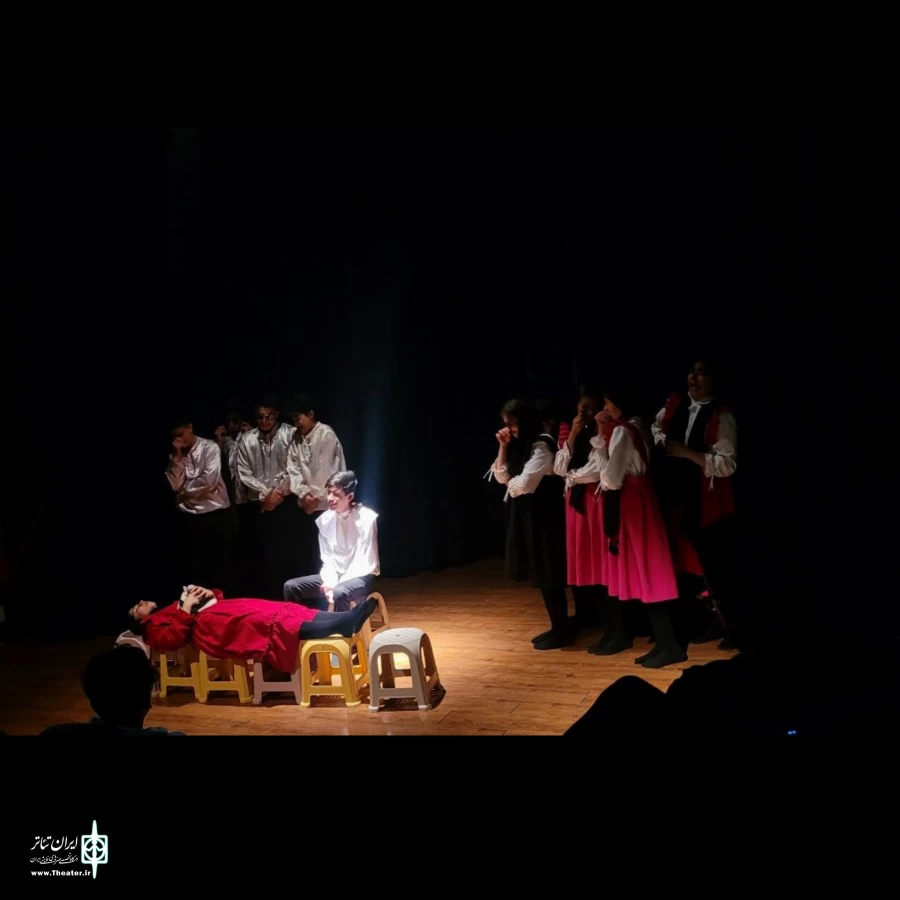 نمایش  < رولت > به کارگردانی محمد علی دانشگر در سمنان به روی صحنه رفت 3