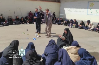 نمایش خیابانی «من ومین» در گرمسار اجرا شد